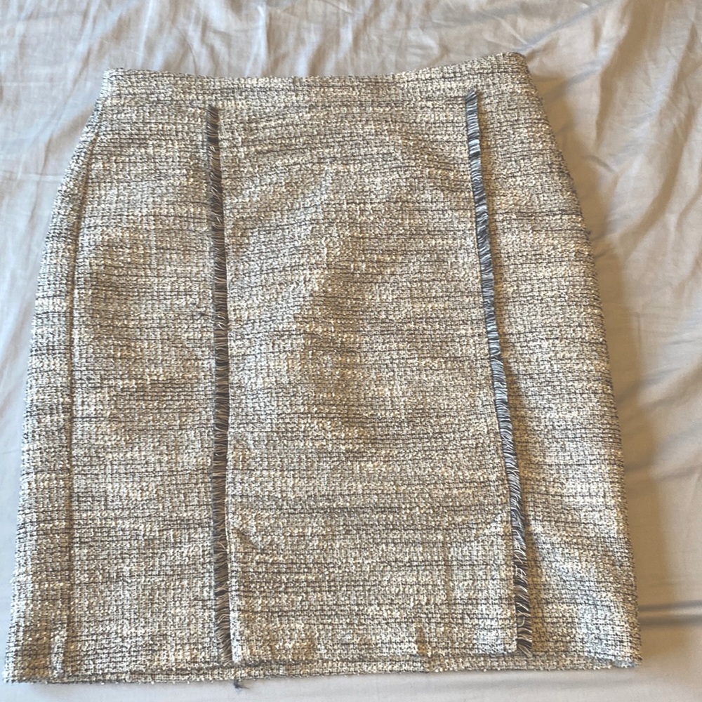 NWT. Please refer to the photos for details.